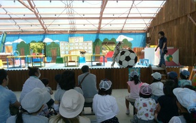 しろとり動物園にて動物にえさをあげたり、ふれあったりしました。